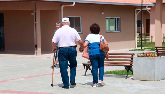  Saúde alerta sobre os riscos de queda de idosos; foram 13 mil casos no Paraná em 2025 